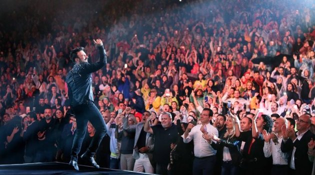Tarkan Harbiye'de coştukça coşturdu